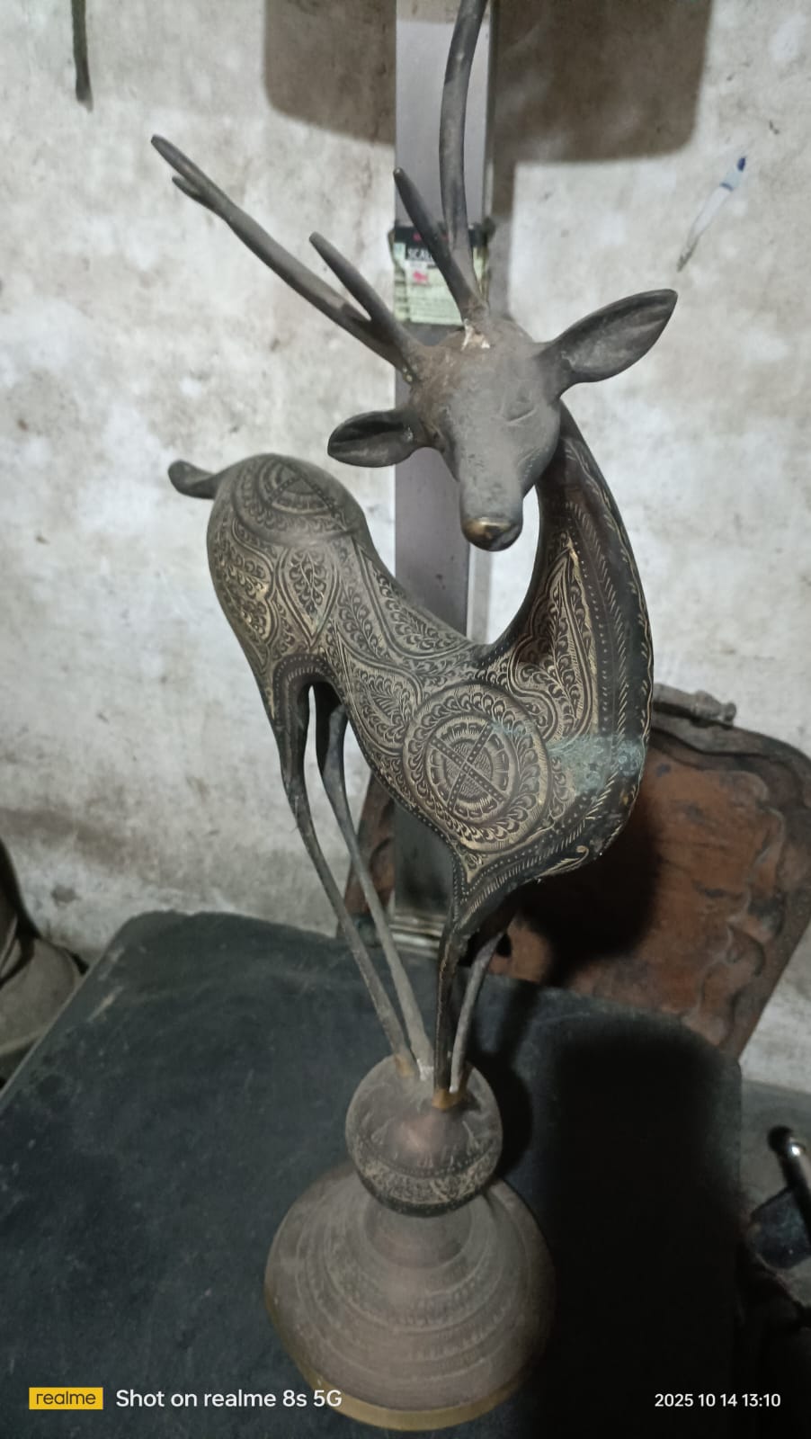 একটি প্রাচীন বা প্রাচীন সাজসজ্জার পিতলের হরিণের মূর্তি