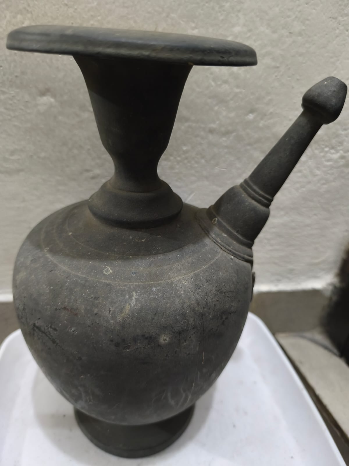 একটি পিতলের সুরাই বা জলের পাত্র